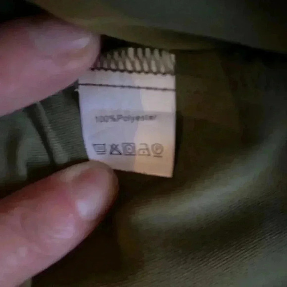 “Utility Chic: Classic Cargo Pants” - Picture 7 of 8